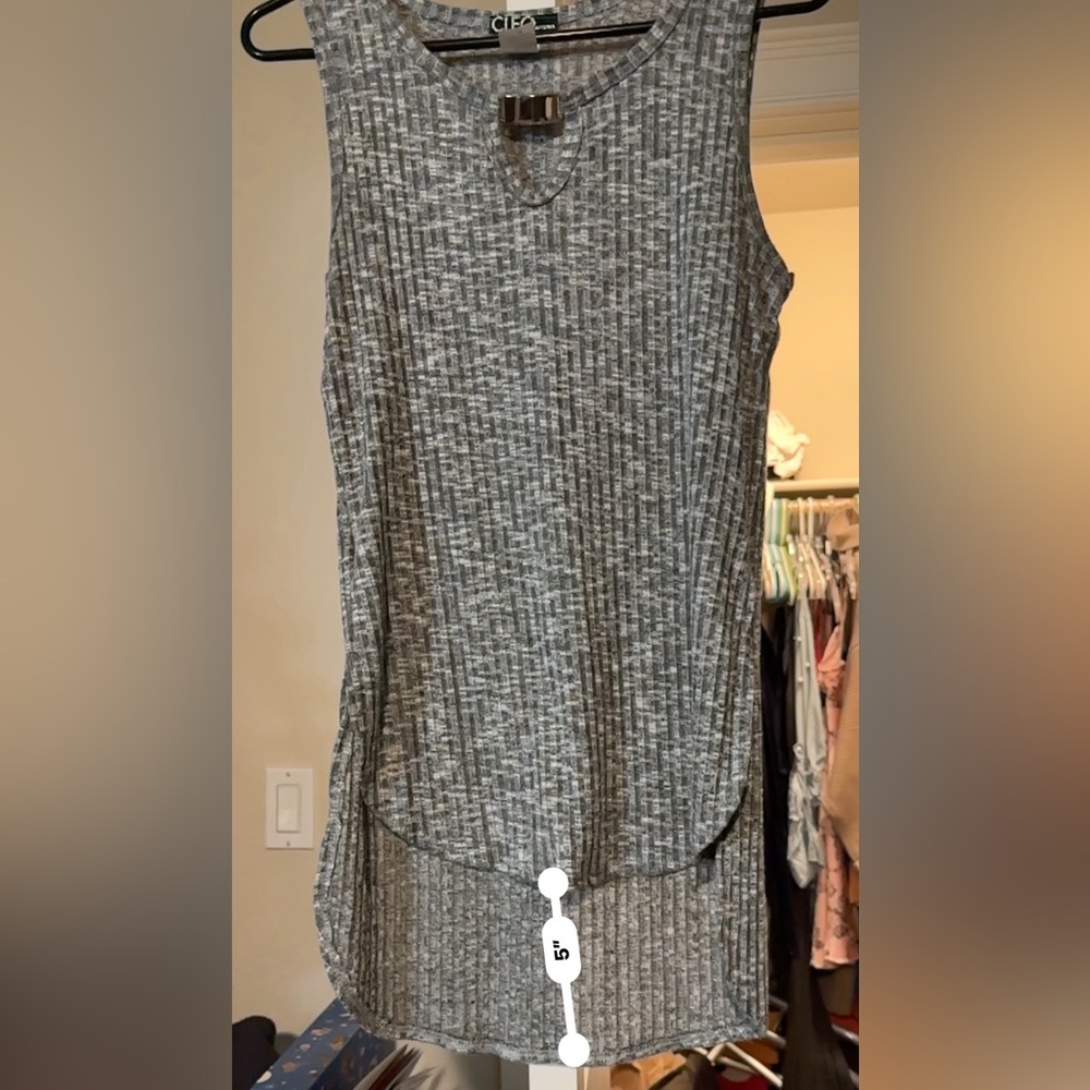 Gray Ribbed Key Hole Tank - Picture 4 of 9